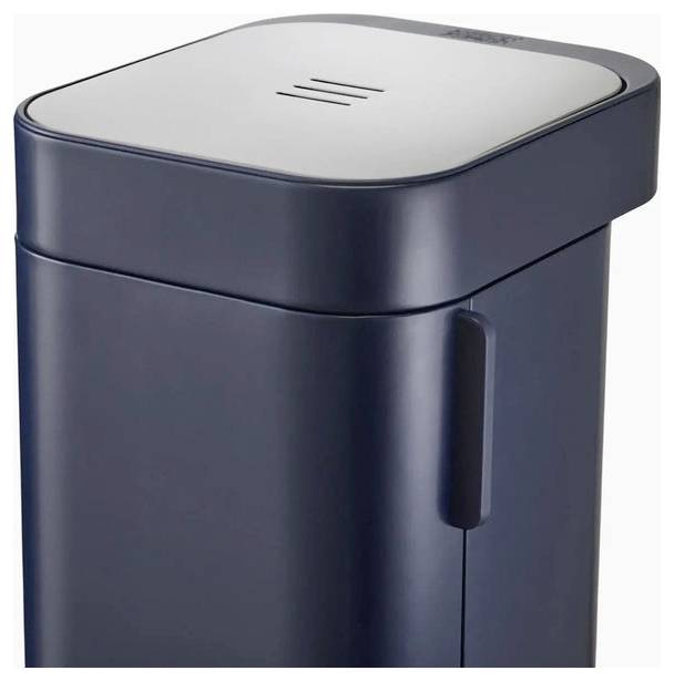 Ein Müllbehälter mit einem glänzenden, rechteckigen Deckel und abgerundeten Ecken steht aufrecht. Der Behälter ist dunkelblau.