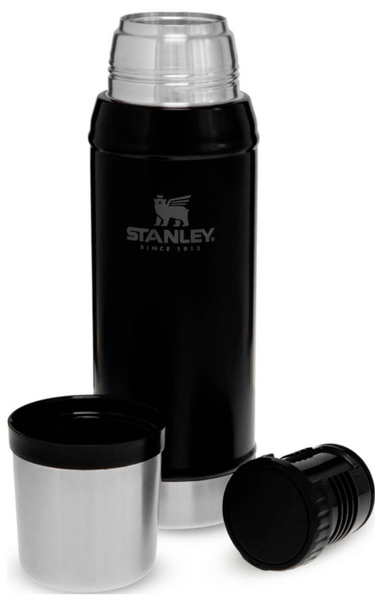 Schwarze Thermoskanne mit Marke 'Stanley', daneben ein offener Becher und Deckel, ideal für Getränke unterwegs.