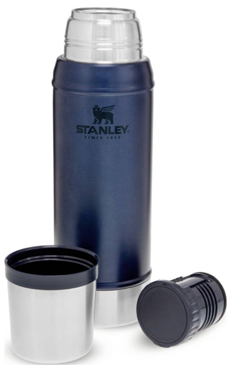 Thermosflasche aus Metall in Dunkelblau mit zwei Deckeln, einer als Tasse verwendbar. Aufschrift: 'Stanley since 1913'.