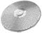 Ein runder, silberner Metallrost mit vielen kleinen, gleichmäßig verteilten Löchern; wird häufig in Haushaltsgeräten verwendet.