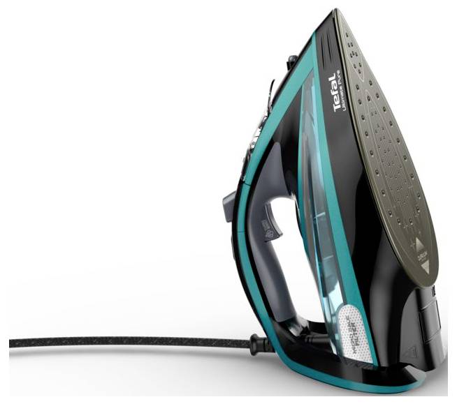 Ein modernes Dampfbügeleisen mit schwarzem und türkisfarbenem Design, angeschlossenes Kabel sichtbar, Vorderansicht.