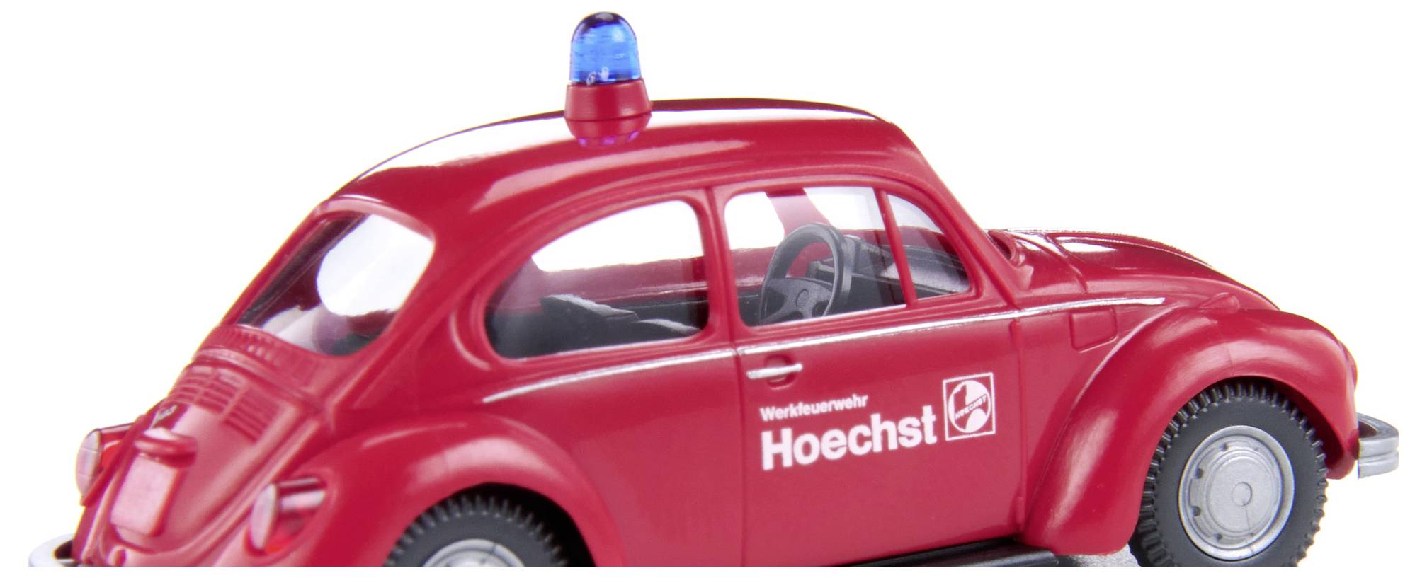 Rotes Spielzeugauto mit Firmenlogo 'Werkfeuerwehr Hoechst' und blauem Licht auf dem Dach. Typ VW Käfer.