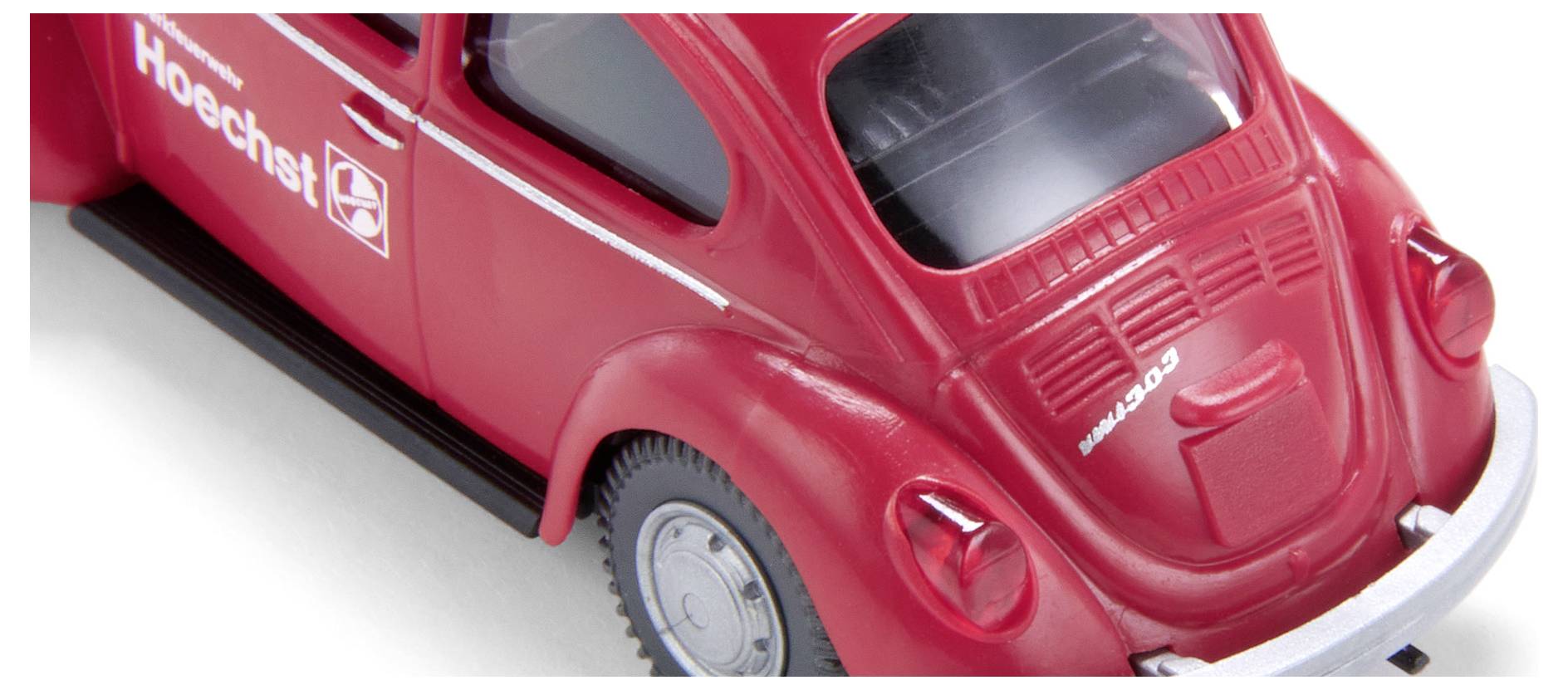Rotes Spielzeugauto in Form eines klassischen VW Käfers mit der Aufschrift 'Hoechst'.