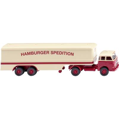 Ein Modell-Lkw in beige und rot mit der Aufschrift 'Hamburger Spedition' auf der Seite des Aufliegers.