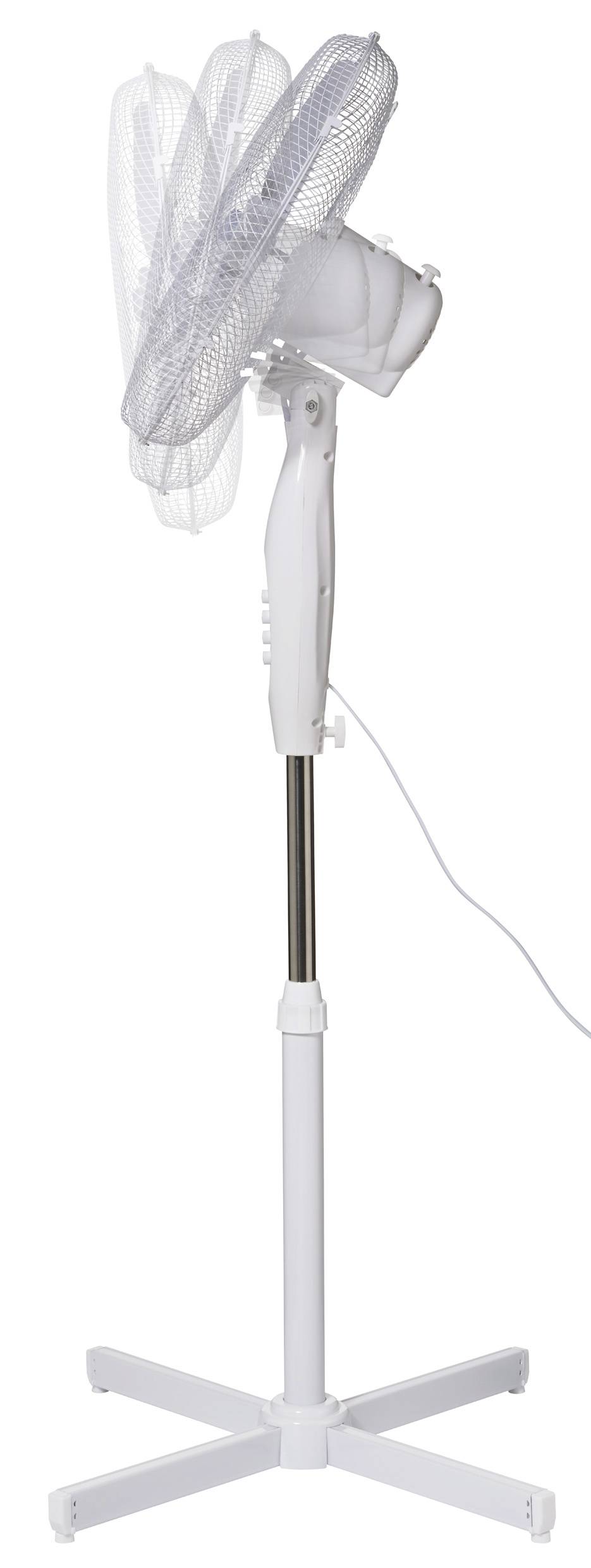 Weißer Standventilator mit schwenkbarem Kopf, Metallgitter und verstellbarer Höhe. Kabel hängt lose zur Stromversorgung.
