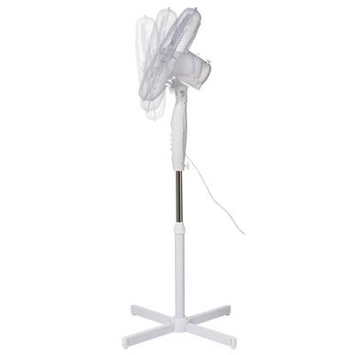 Weißer Standventilator mit schwenkbarem Kopf, Metallgitter und verstellbarer Höhe. Kabel hängt lose zur Stromversorgung.