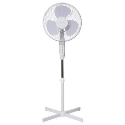 Ein weißer Standventilator mit drei Rotorblättern und verstellbarer Höhe. Er steht auf einem Kreuzfuß und hat Bedienelemente am Ständer.