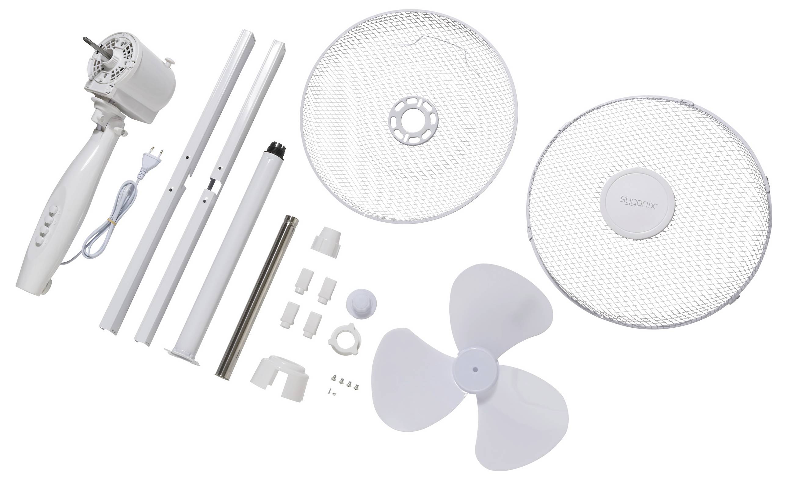 Zerlegte Teile eines Standventilators: Motor, Stangen, Schutzgitter, Propellerflügel und Befestigungselemente.