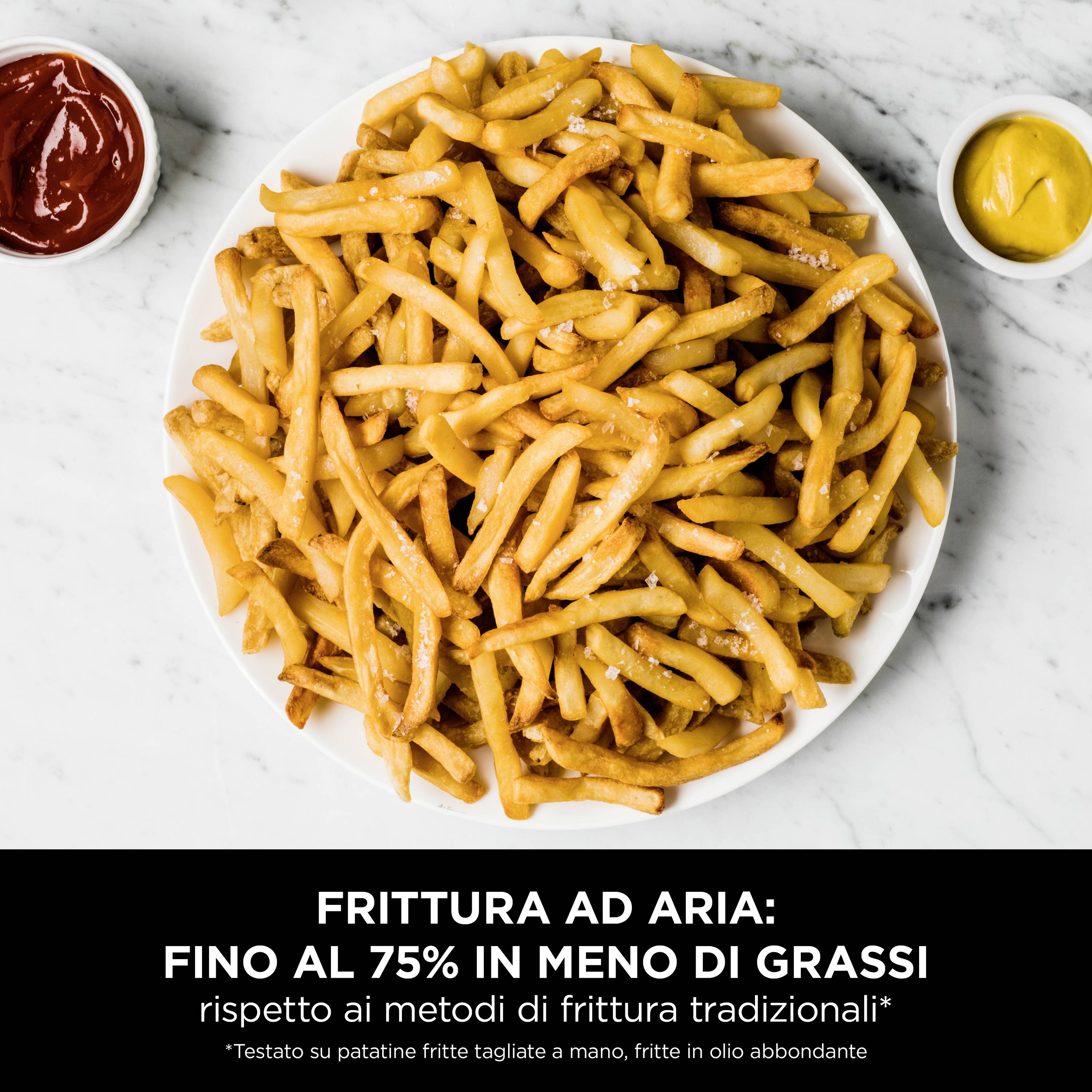 Ein Teller Pommes frites mit zwei Dips, Ketchup und Senf. Text darunter: 'Frittura ad aria: Fino al 75% in meno di grassi'.