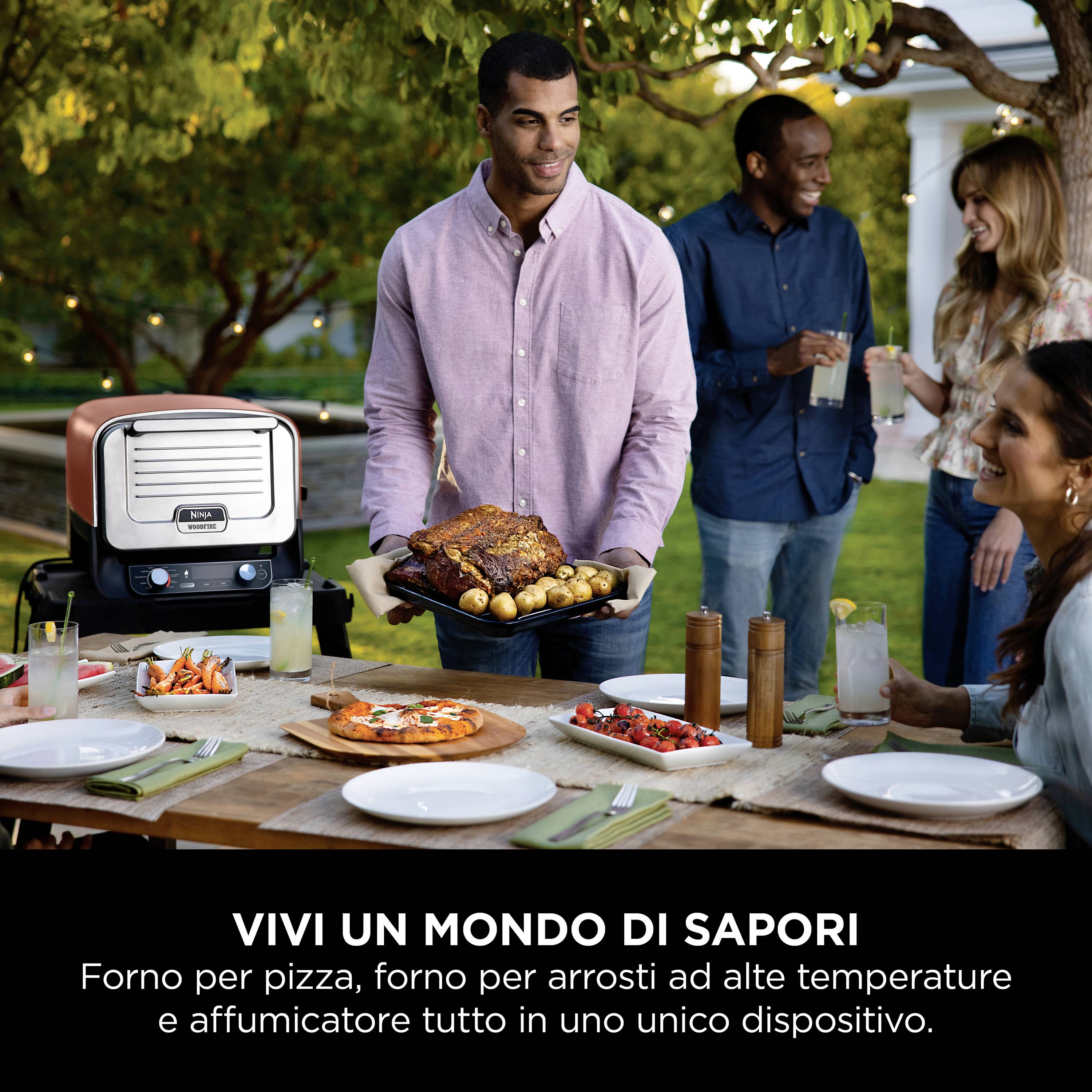 Mann grillt im Freien, umgeben von Freunden. Verschiedene Speisen auf dem Tisch. Text unten: 'Vivi un mondo di sapori'.