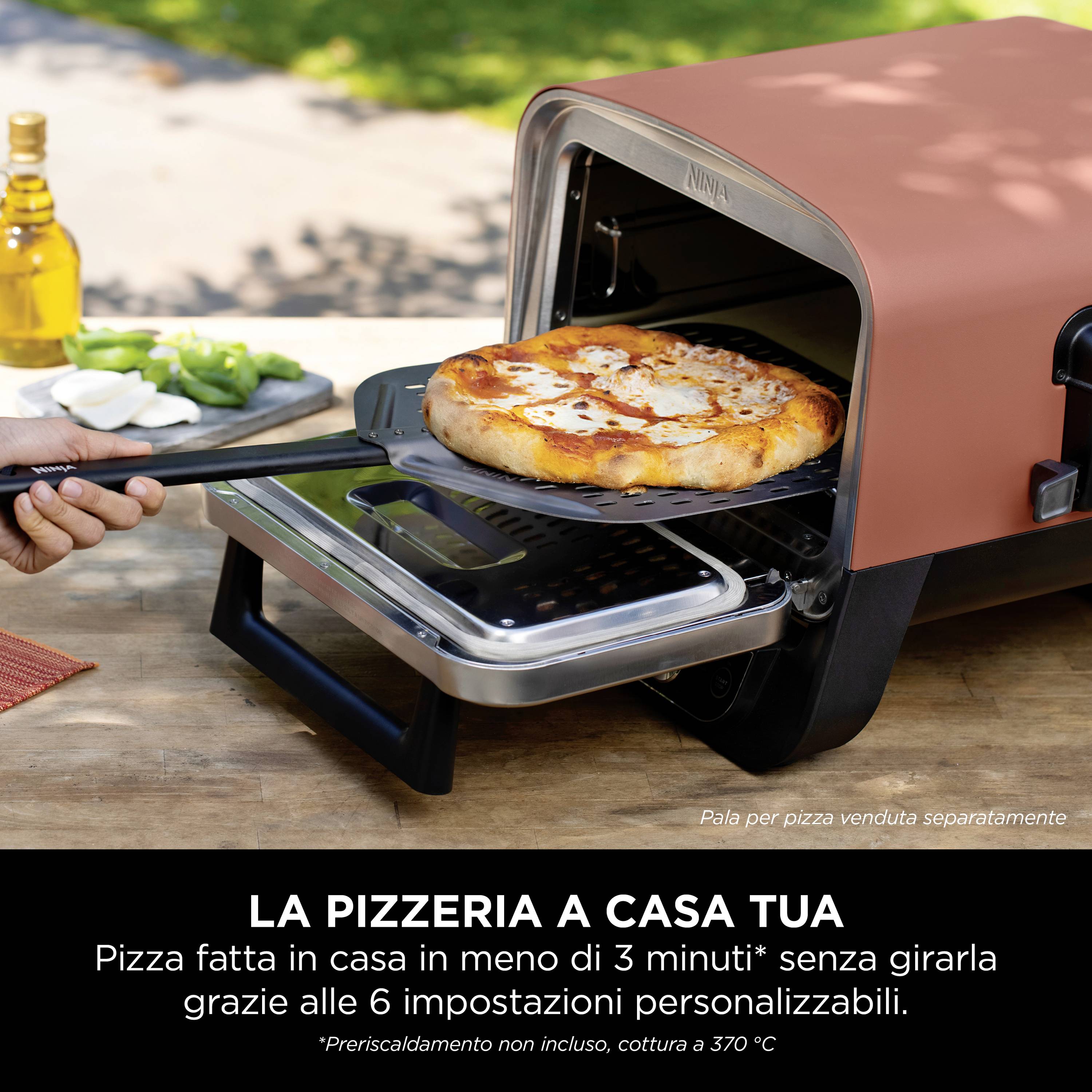 Ein Ofen auf einem Tisch mit einer frisch gebackenen Pizza. Text: 'La pizzeria a casa tua' beschreibt schnelles Pizza-Backen zu Hause.