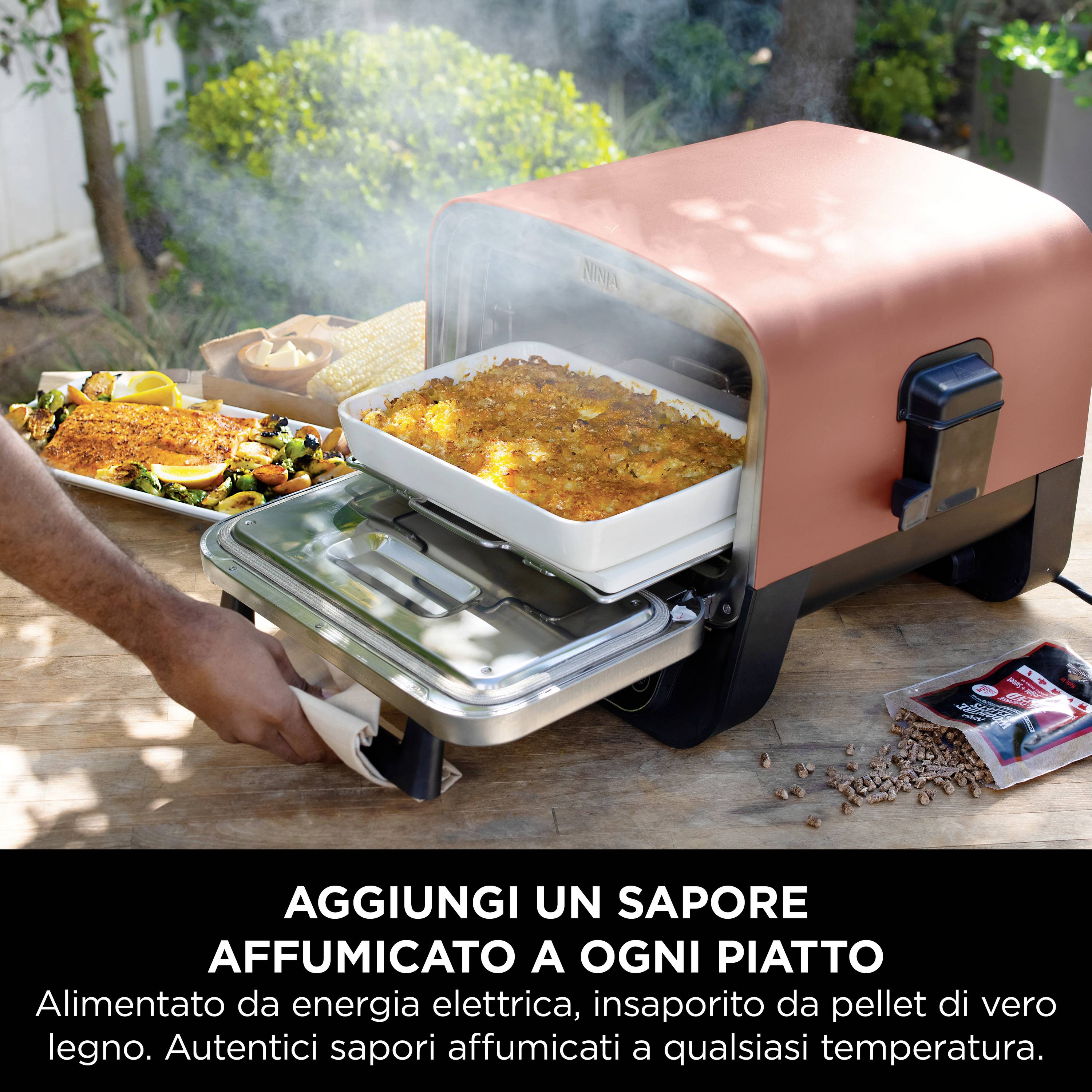 Ein elektrischer Ofen räuchert ein Gericht in einer Schale. Text: 'Aggiungi un sapore affumicato a ogni piatto.'
