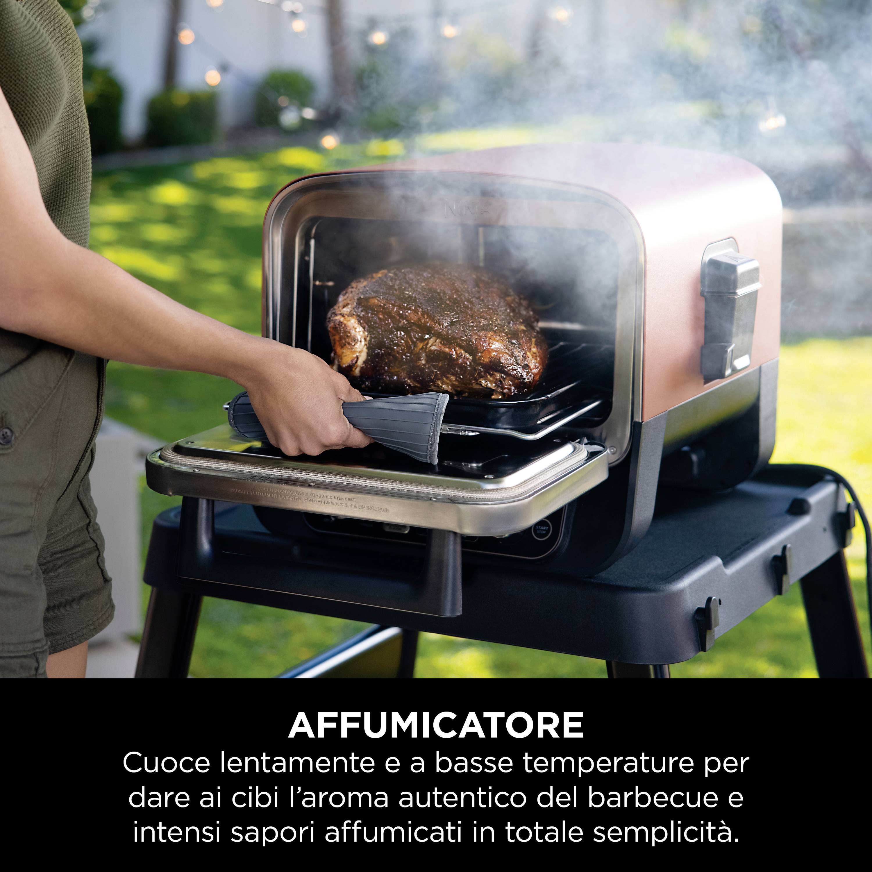 Eine Person benutzt einen Smoker auf einer Terrasse, um Fleisch zu räuchern. Text auf dem Bild: 'Cuoce lentamente a basse temperature.'