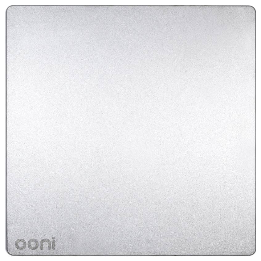 Ein silbernes, quadratisches Backblech mit abgerundeten Ecken und dem Logo 'ooni' in der unteren linken Ecke.
