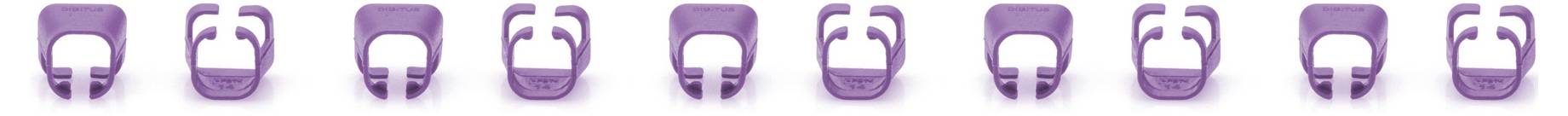 Ein violettes Muster aus sich wiederholenden Masken-Symbolen in einer Reihe.