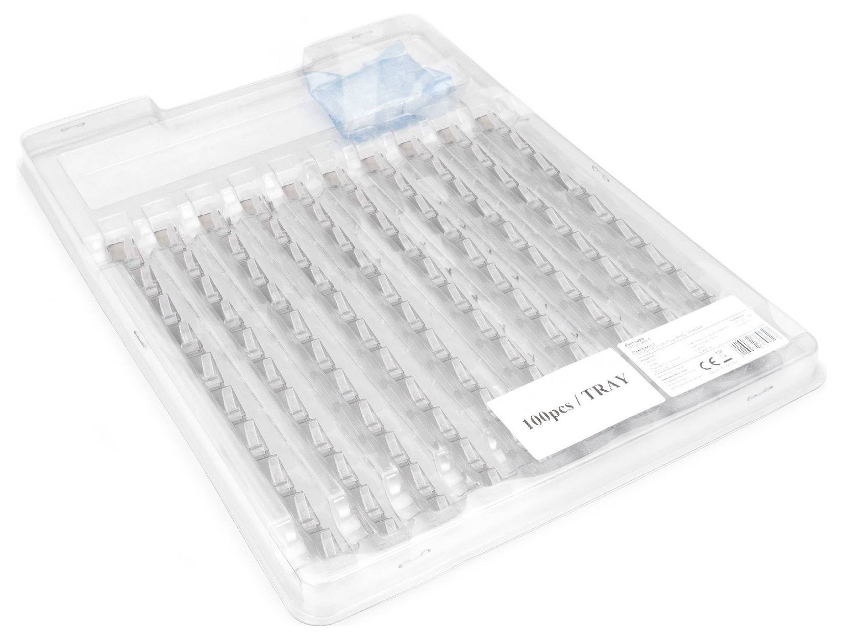 Plastikverpackung mit zwölf transparenten Reihen, die jeweils fünf Spritzen beinhalten. Ein blaues Tuch liegt in der oberen Ecke.