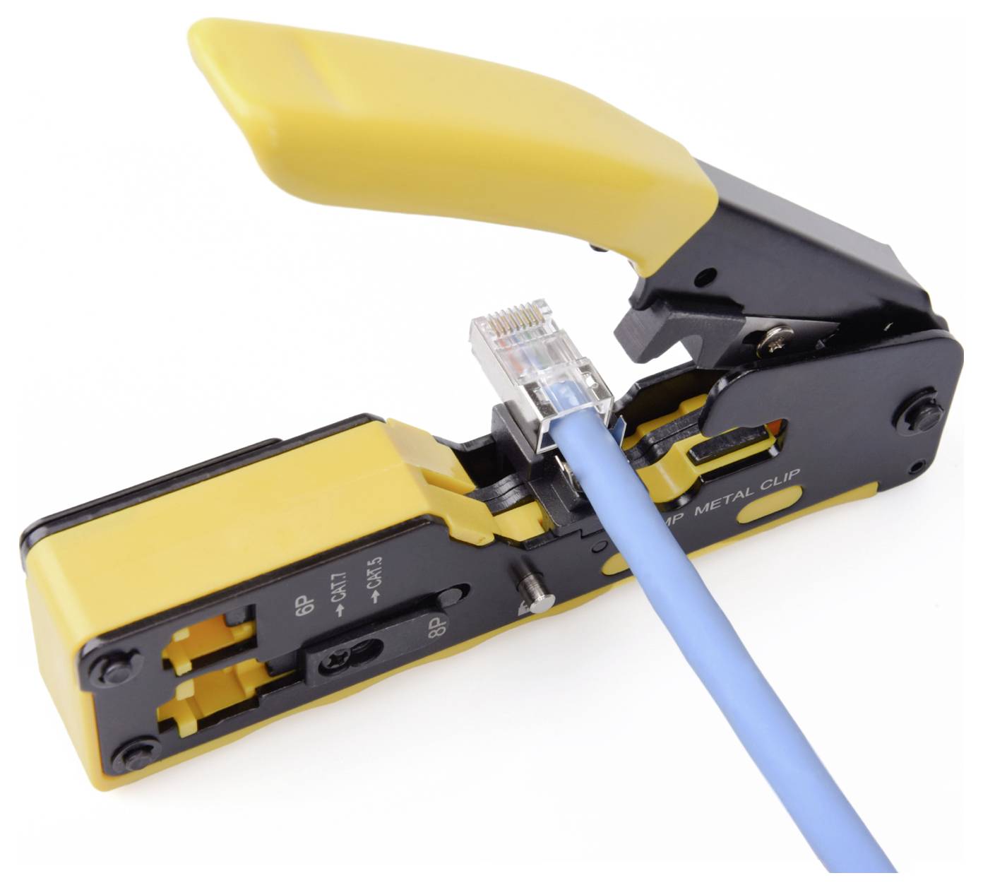 Ein gelbes Crimpwerkzeug crimpt einen blauen Netzwerkkabelstecker.