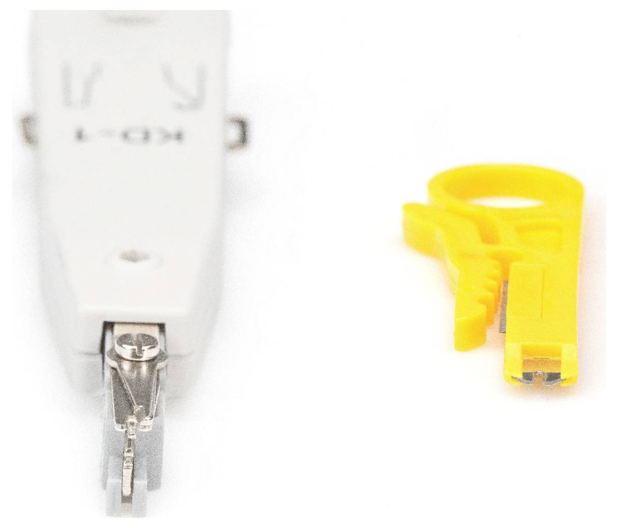 Ein weißes und gelbes Werkzeug zur Kabelverarbeitung, seitlich liegend, auf weißem Hintergrund.