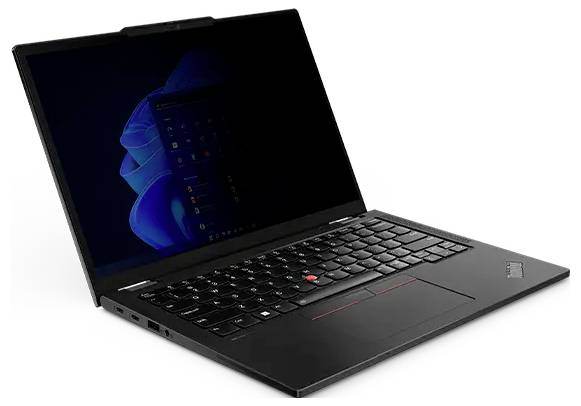 Ein schwarzer Laptop mit einer beleuchteten Tastatur, der einen dunklen Bildschirm mit einem Betriebssystem im Kachel-Design zeigt.