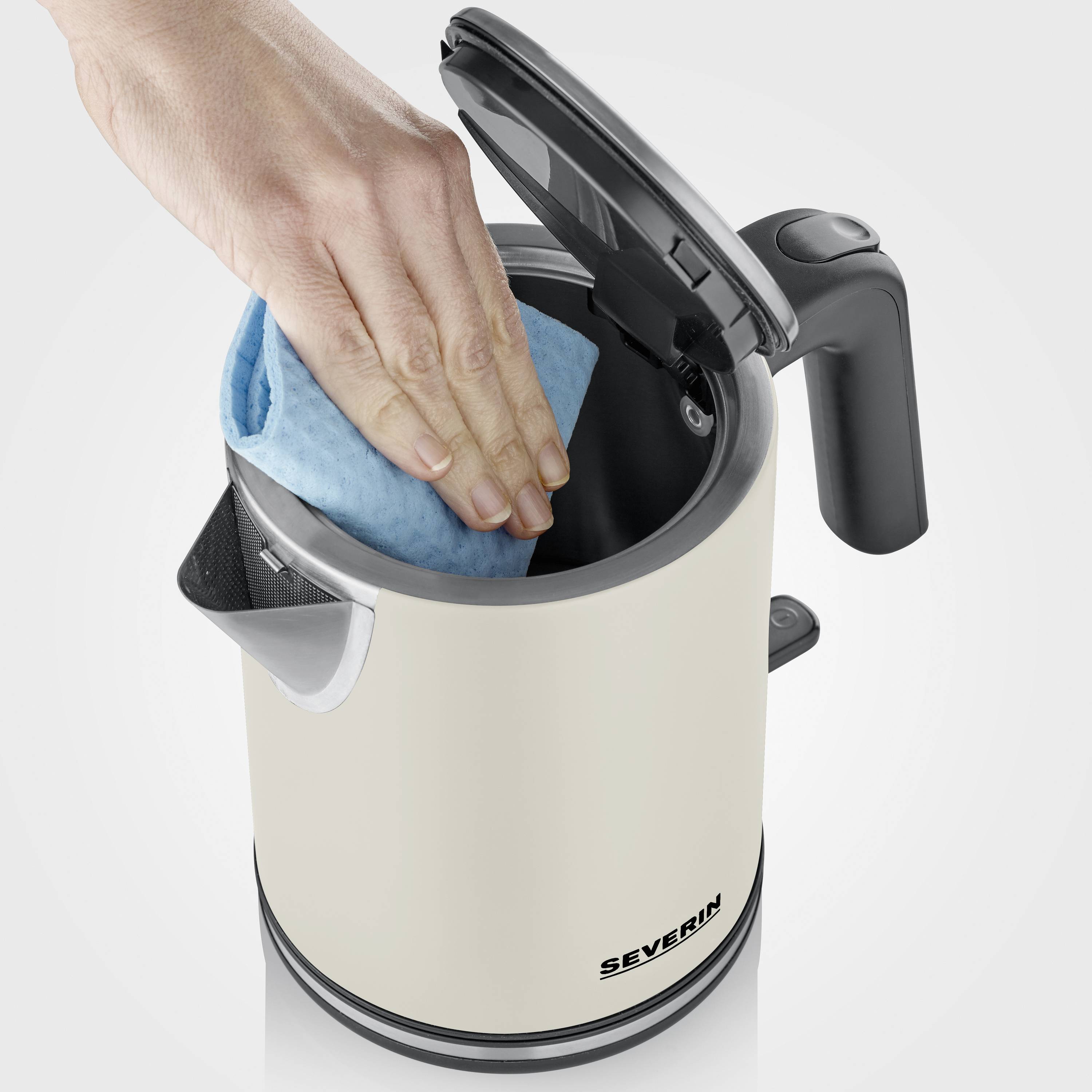 Eine Hand reinigt mit einem blauen Tuch das Innere eines geöffneten Wasserkochers der Marke Severin.