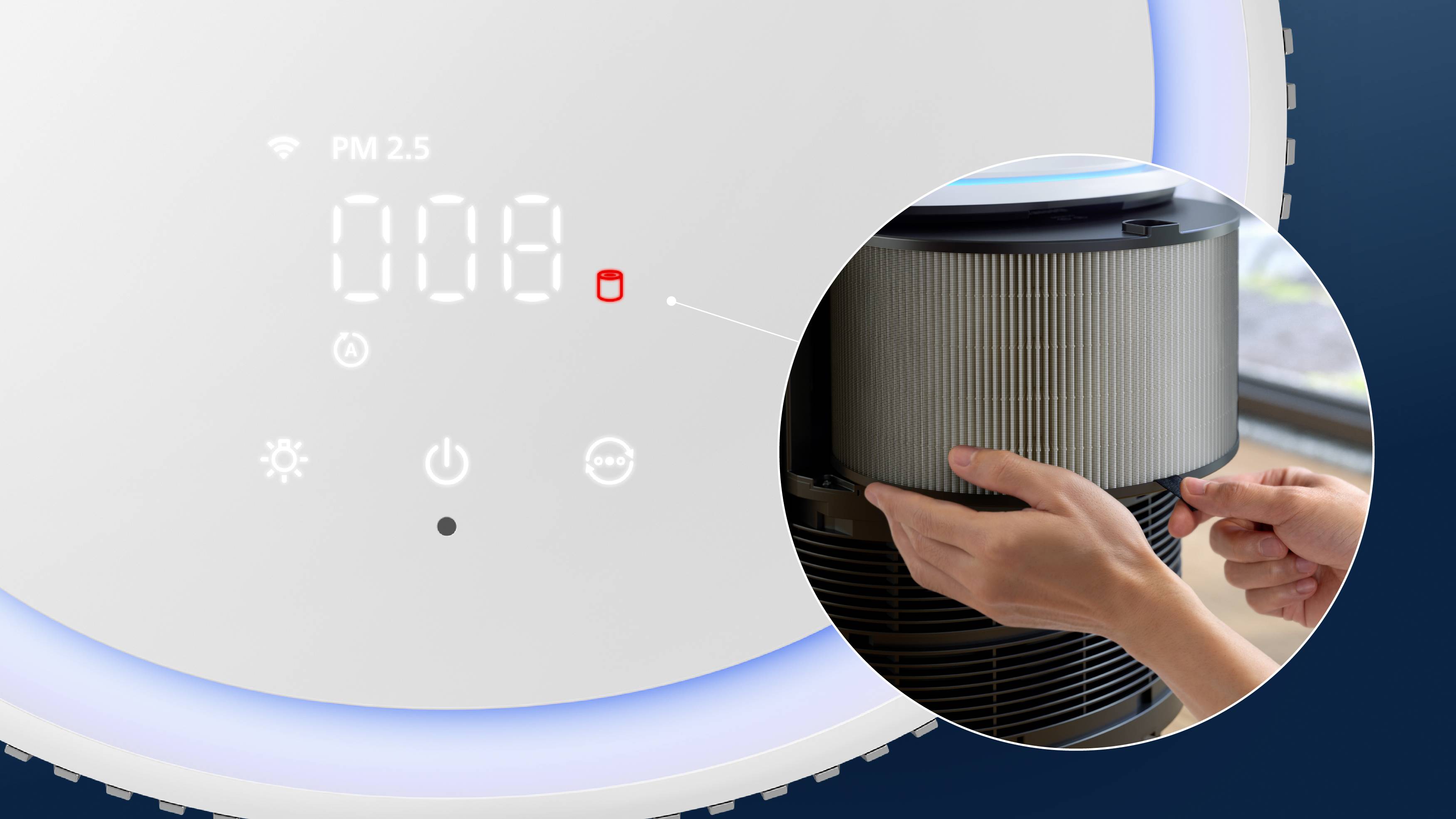 Luftreiniger-Anzeige zeigt 'PM 2.5' und '0'. Zoom auf Hände, die Filter wechseln. Wohnzimmer-Hintergrund. Hauptfunktion: Luftqualitätsoptimierung.