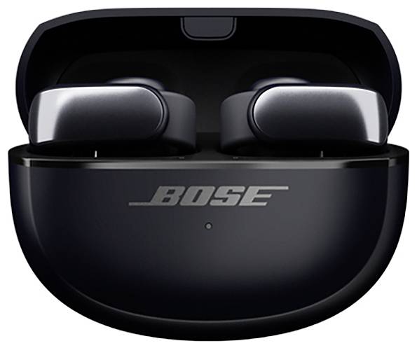 Kabellose Ohrhörer in einer schwarzen Ladehülle mit dem Logo 'Bose' auf der Vorderseite.
