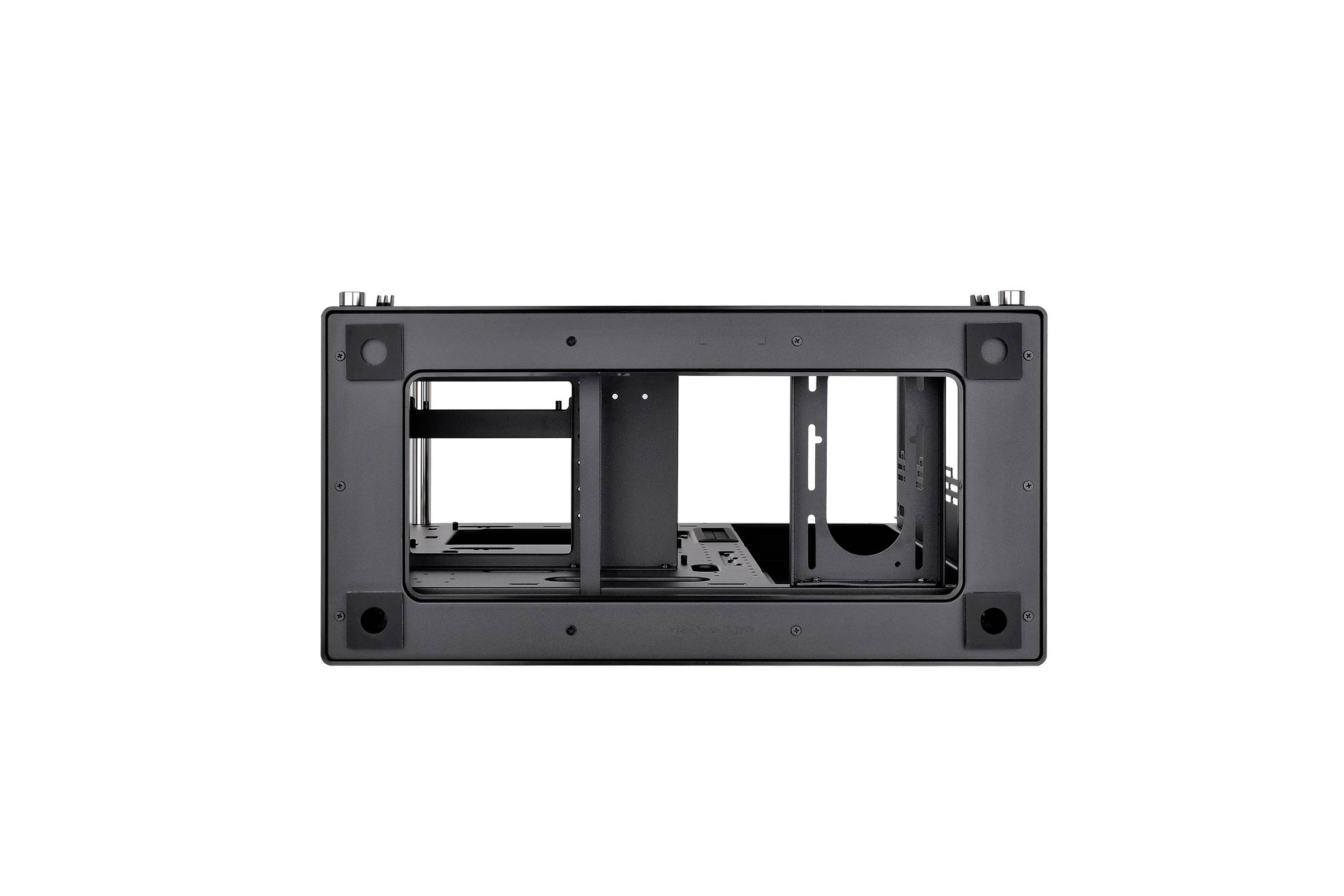 Computergehäuse aus schwarzem Metall, Ansicht von unten. Offene Struktur mit verschiedenen Fächern und Schlitzen für Hardwarekomponenten.