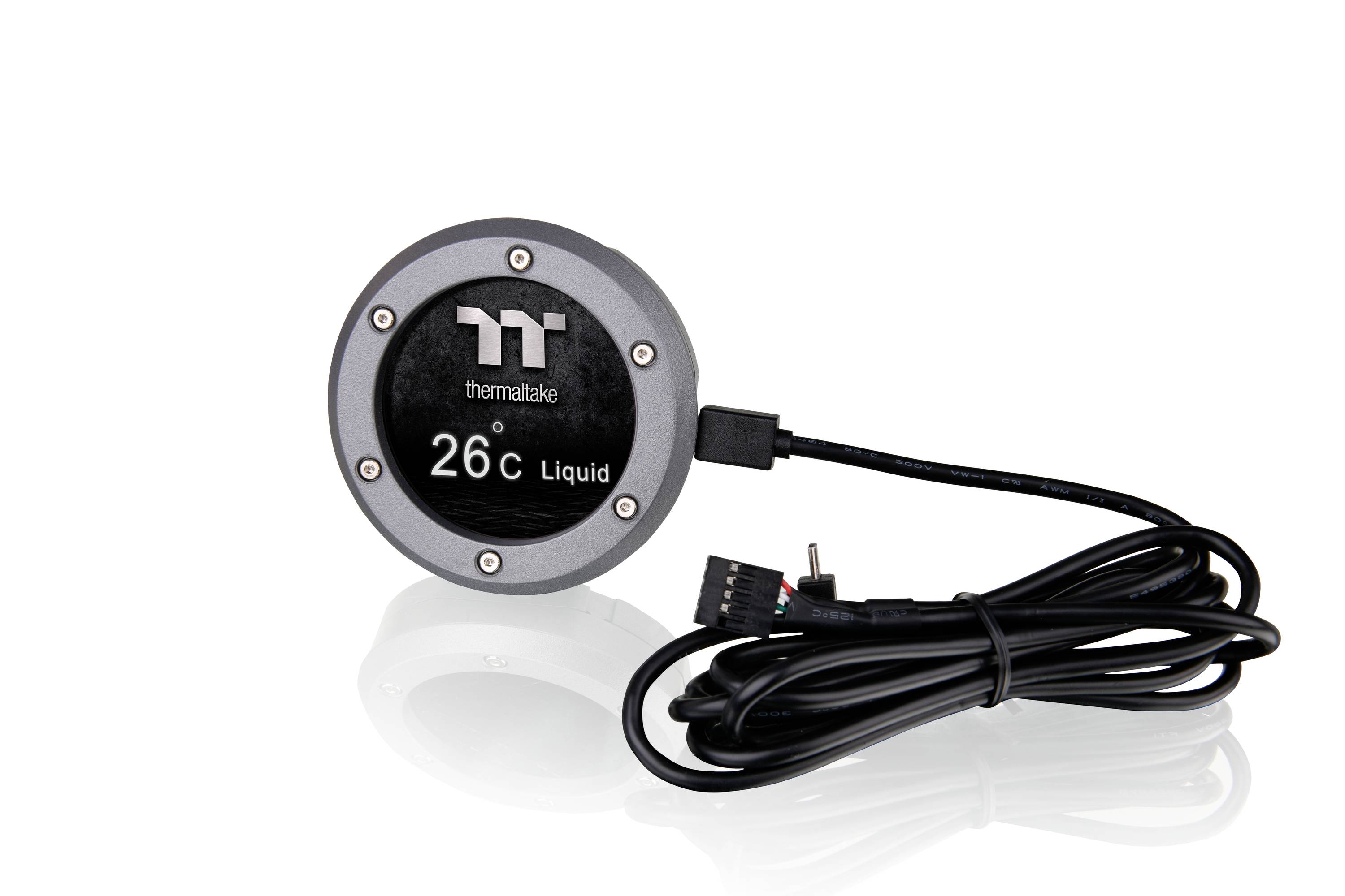 Ein digitales Thermometer mit der Aufschrift '26°C Liquid' auf der Anzeige, verbunden mit einem Kabel, das zum Messen der Flüssigkeitstemperatur verwendet wird.