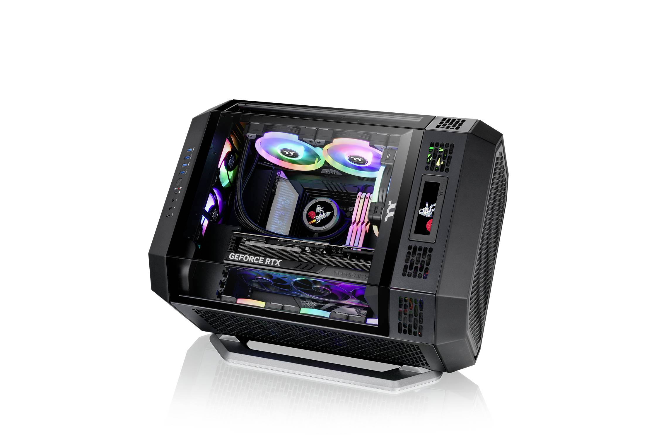 Ein Gaming-PC mit RGB-Beleuchtung im Gehäuse zeigt seine leuchtenden Ventilatoren und Komponenten durch ein transparentes Seitenfenster.