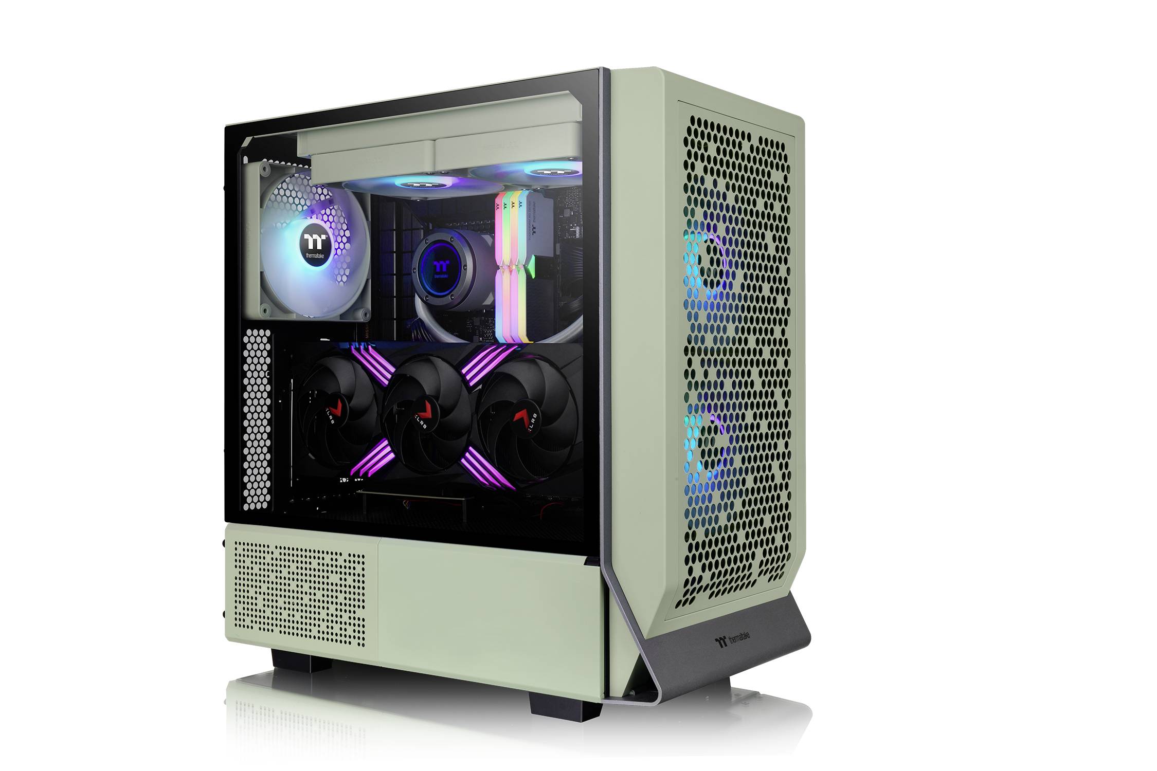 Ein moderner Computer mit durchsichtiger Seitenwand zeigt leuchtende Komponenten im Inneren, darunter Lüfter und beleuchtete Kabel.