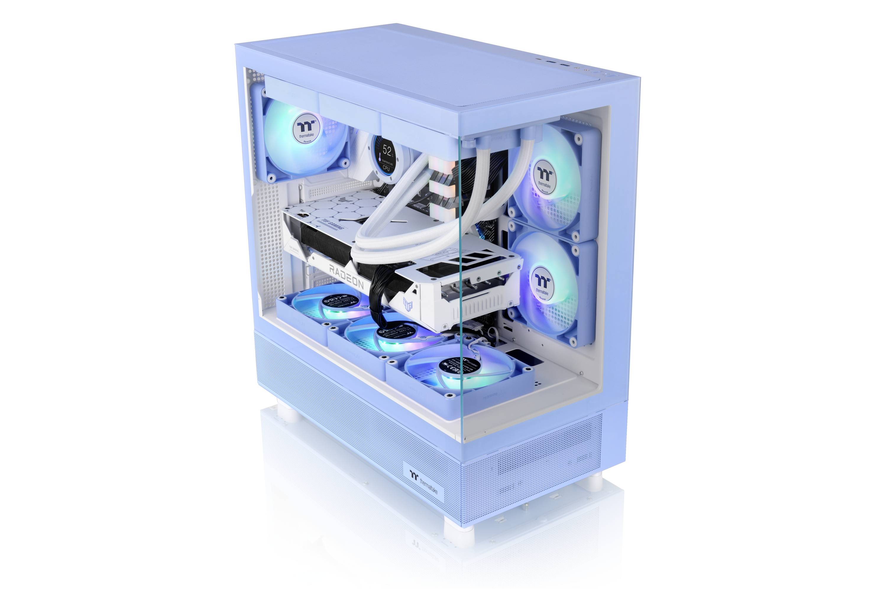 Ein blauer Computer mit transparentem Gehäuse zeigt bunte Lüfter und Kabel innerhalb. Das Gehäuse beleuchtet die internen Komponenten.