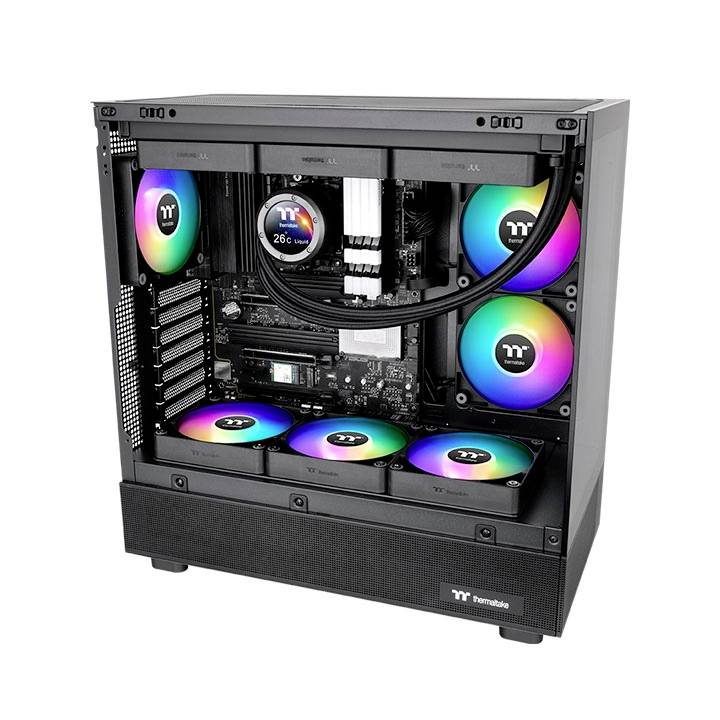 Ein geöffneter Computer mit einer Wasserkühlung und mehreren RGB-Lüftern, die in verschiedenen Farben leuchten.