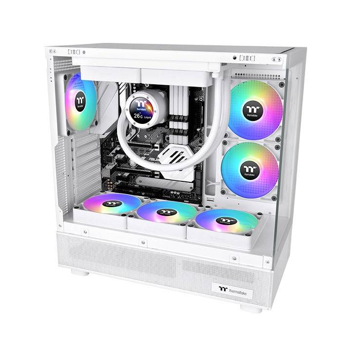 Ein weißer Gaming-PC mit Glasfenster zeigt innen bunte RGB-Lüfter und Kühlung, betont fortgeschrittene Technik und stilvolles Design.