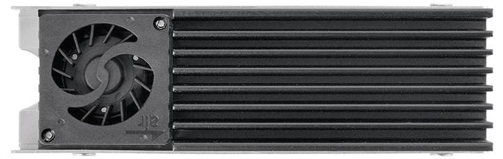 'Lüfter des NAS-Gehäuses läuft in Pfeilrichtung und bläst kühle Luft hinein.'