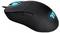 Eine schwarze Gaming-Maus mit blau beleuchtetem Scrollrad und Logo, mit ergonomischem Design und strukturierter Oberfläche für verbesserte Kontrolle.