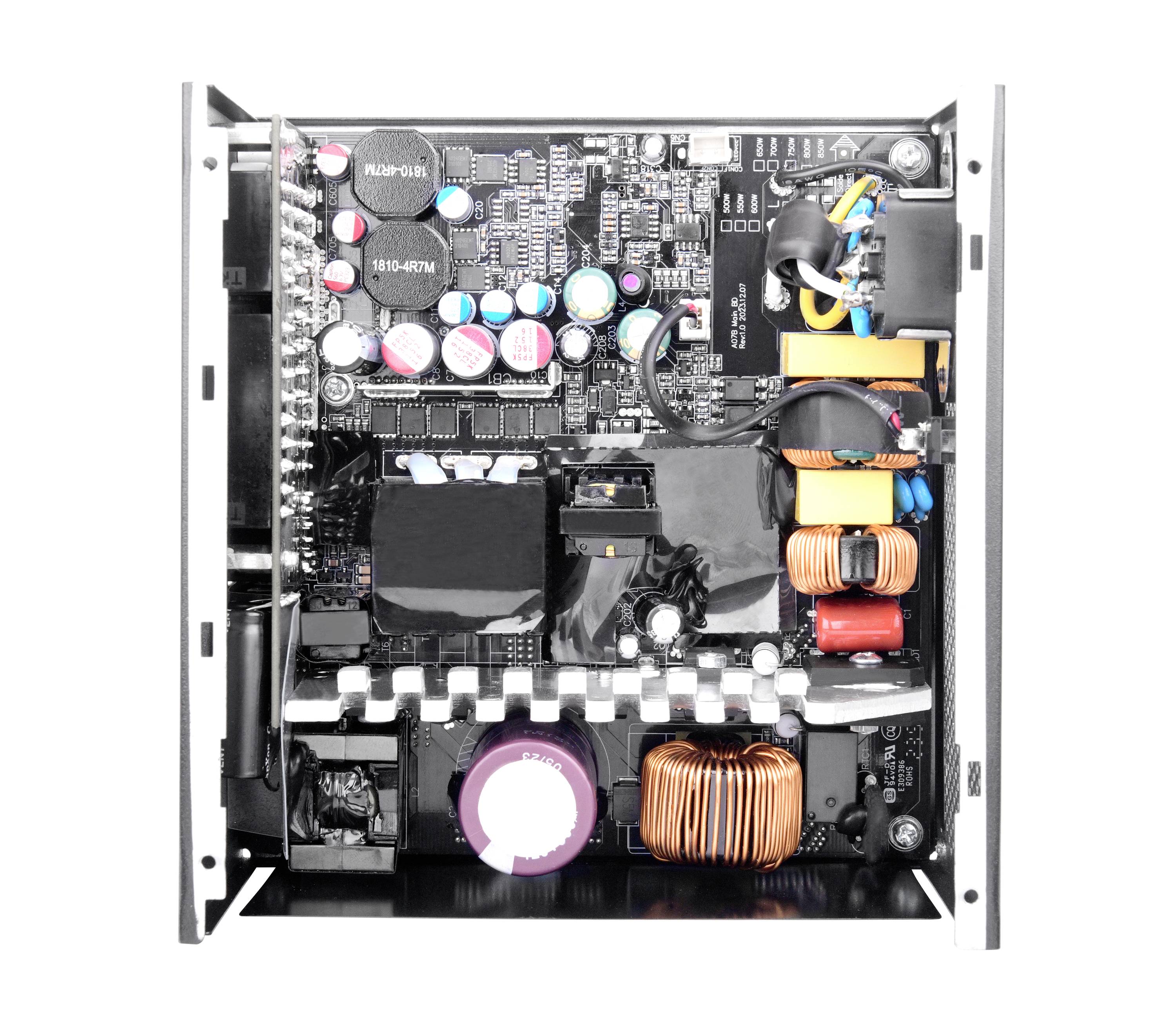 Ein geöffneter Computer-Netzteil, zeigt interne Komponenten wie Kondensatoren, Spulen und Kabel, die eine Stromversorgungseinheit darstellen.