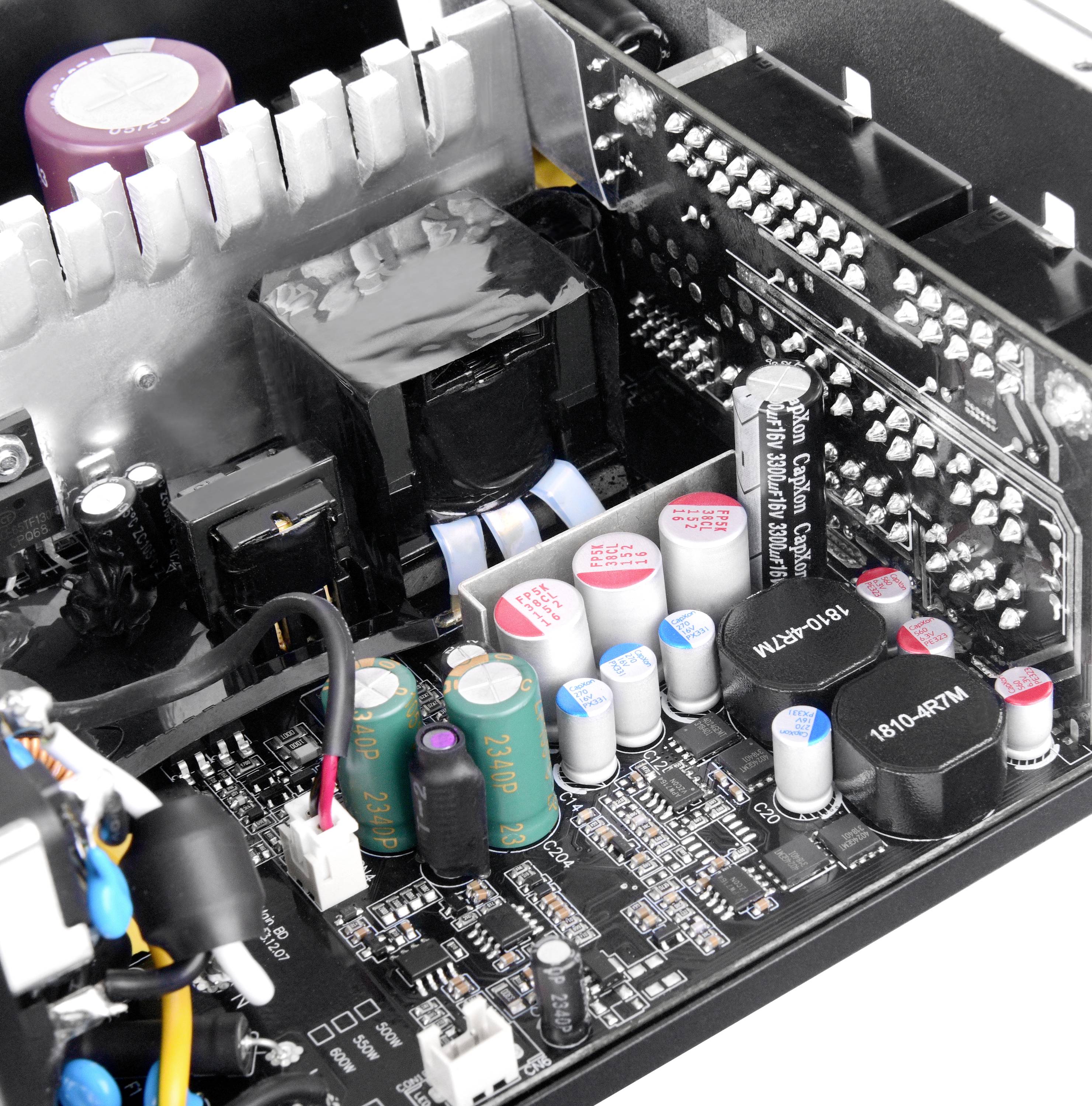 Nahaufnahme eines Computer-Motherboards mit verschiedenen elektronischen Komponenten und Kondensatoren, die montiert sind.