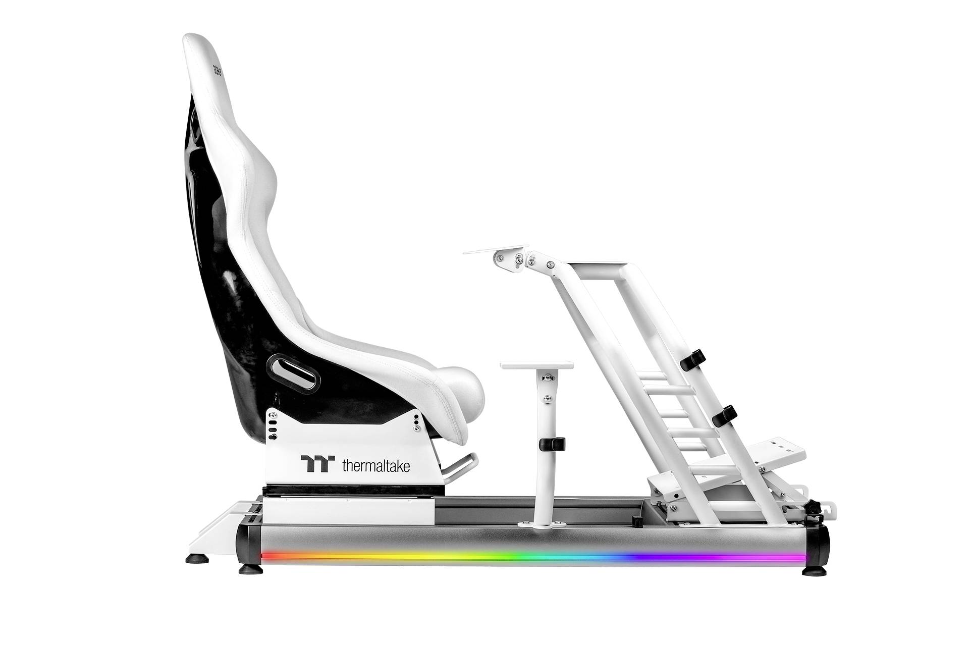 'Weißer Racing-Simulator-Stuhl mit Fußgestell und RGB-Beleuchtung am Boden, ideal für Gamer und Simulationen.'