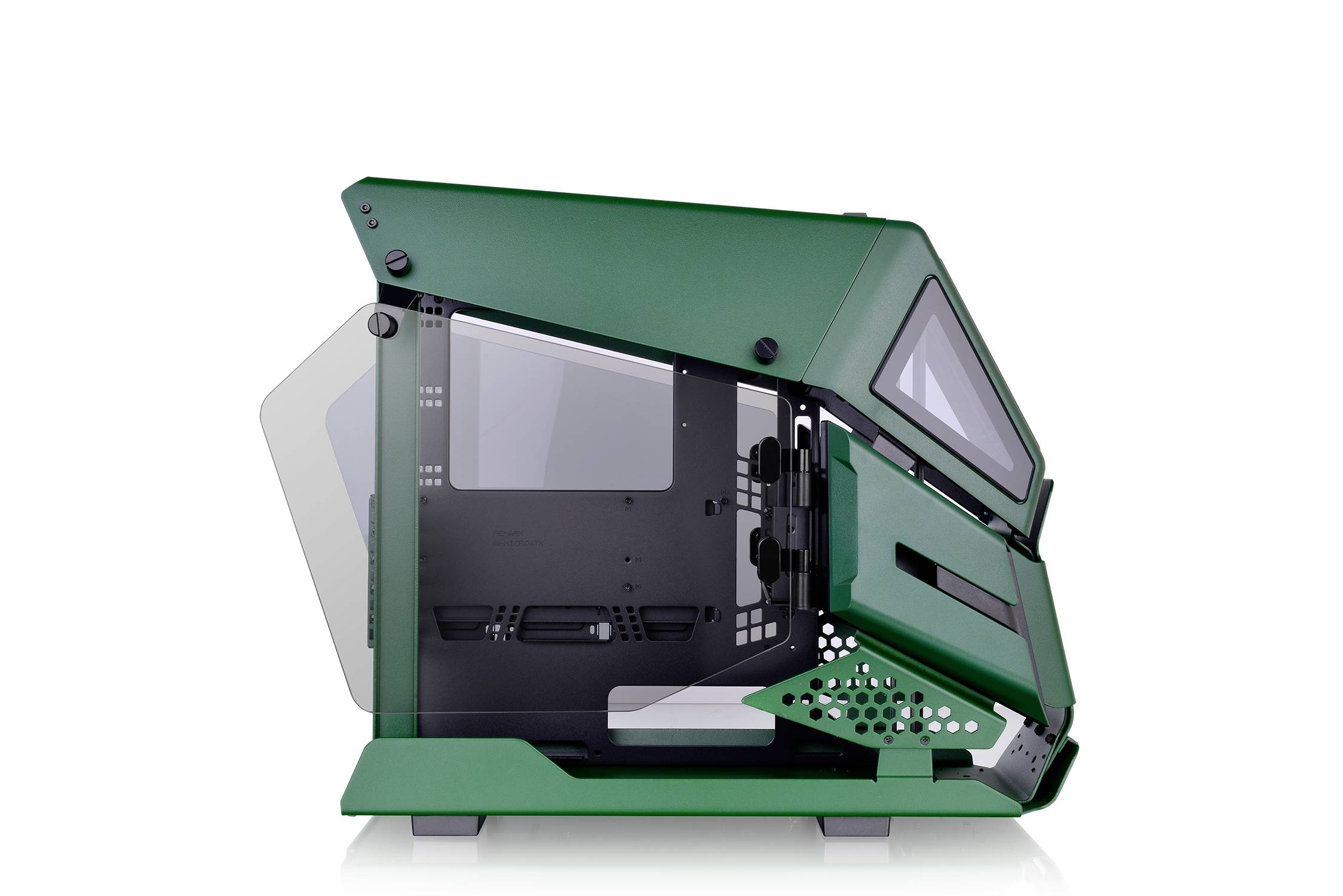 Das Bild zeigt ein grünes, futuristisches PC-Gehäuse mit einer geöffneten Seitenwand, die moderne Computerkühlung und Komponenten zeigt.