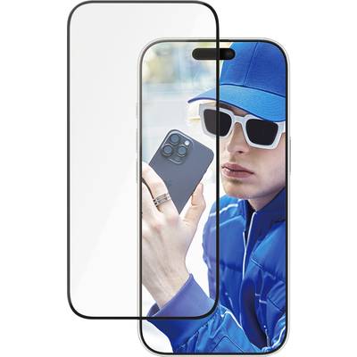 Person in blauer Jacke und Mütze hält Smartphone und trägt weiße Sonnenbrille. Auf Vordergrund ist ein Handy-Displayschutz sichtbar.