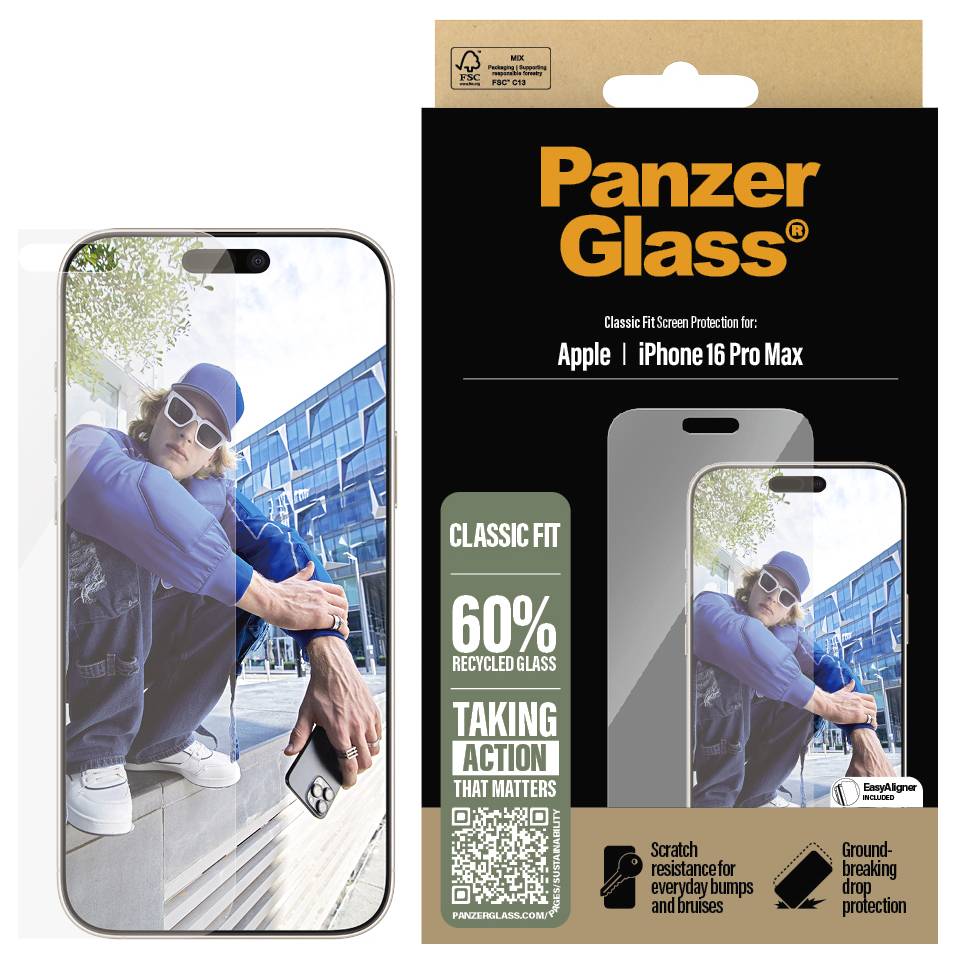 Eine iPhone 16 Pro Max Schutzfolie von PanzerGlass mit 60 % recyceltem Glas. Verpackung zeigt ein Mann mit Handy und Brille.