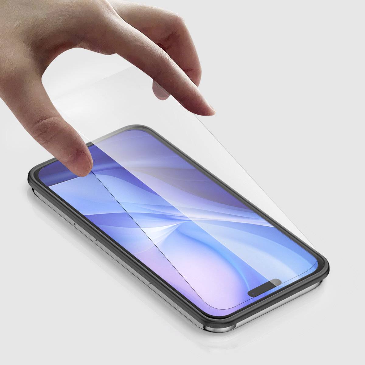 Eine Hand hält eine transparente Schutzfolie, um sie auf ein Smartphone-Display mit blauem Hintergrund aufzubringen.