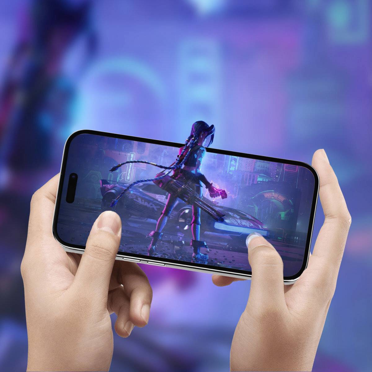 Eine Person hält ein Smartphone, auf dem ein Videospiel mit einem futuristischen Charakter auf einem leuchtenden, verschwommenen Hintergrund gespielt wird.