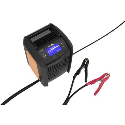 Ein Batterieladegerät mit einem Display zeigt den Ladevorgang an. Zwei Kabel mit Klemmen sind daran angeschlossen.