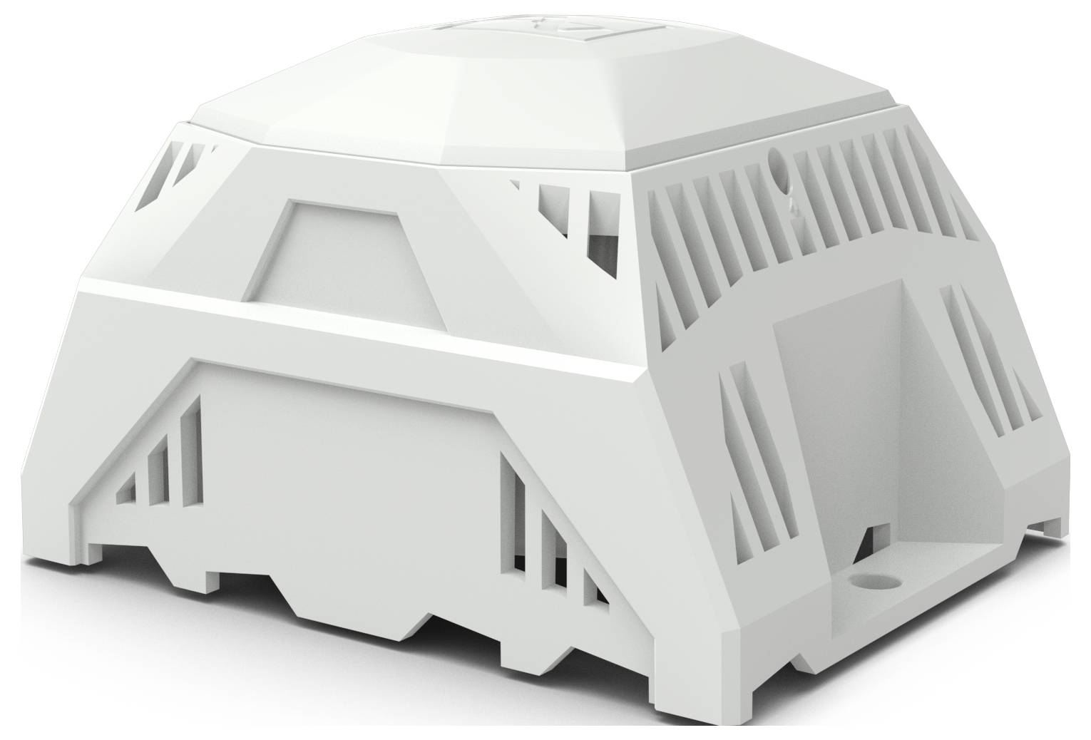 Ein weißes Kunststoffgehäuse mit einem polygonalen Design und Lüftungsschlitzen steht auf einer ebenen Fläche.