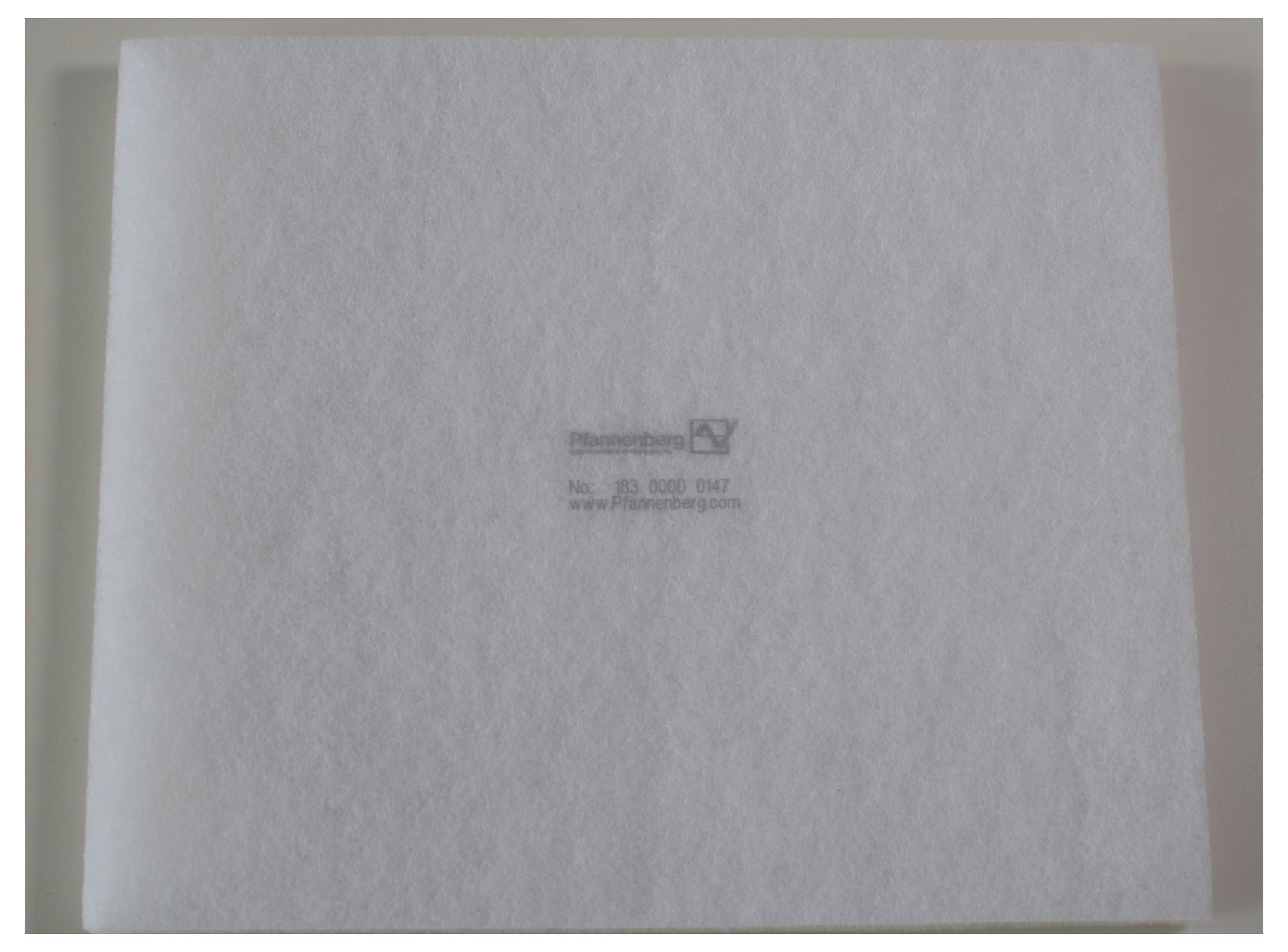 Ein weißes, rechteckiges Blatt mit einem kleinen, zentralen Text 'Fiberweb' und einer URL darunter.