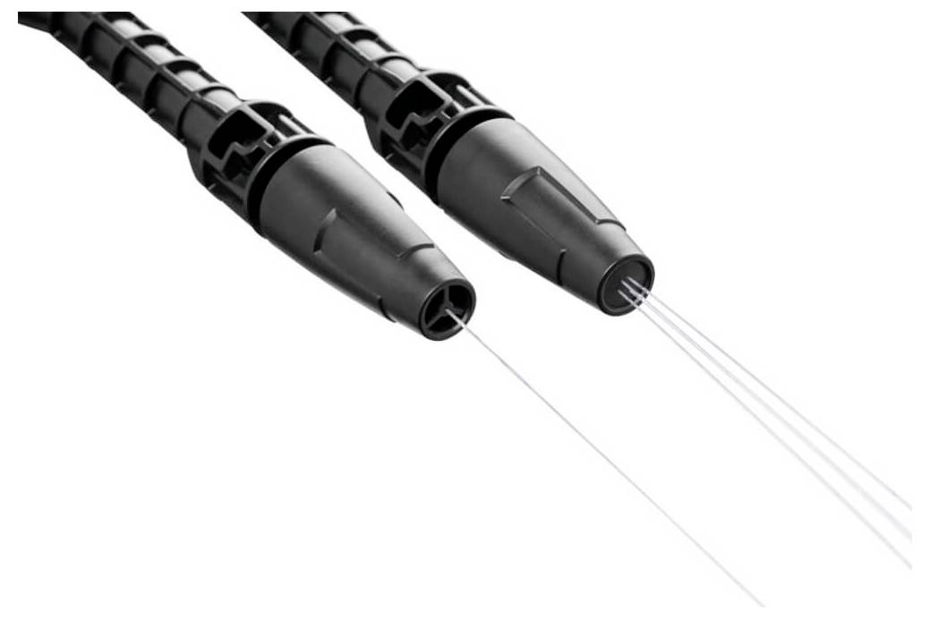 Zwei Glasfaserkabel mit schwarzen Schutzgehäusen und offenen Enden, die die feinen Fasern zeigen.