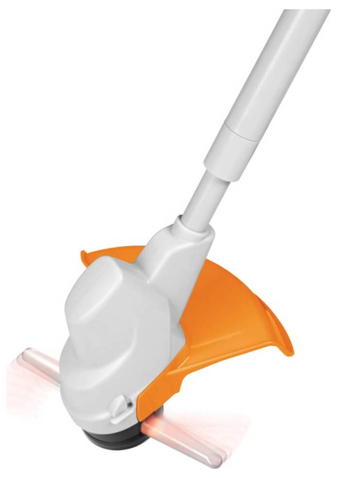 Ein Rasentrimmer mit einem orangen Schutzschild und einem rotierenden Schneidekopf, der auf Gras verwendet wird.