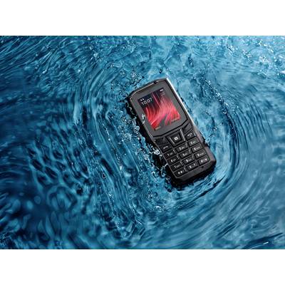 Ein widerstandsfähiges Mobiltelefon liegt auf der Wasseroberfläche, betont seine wasserdichte Eigenschaft.