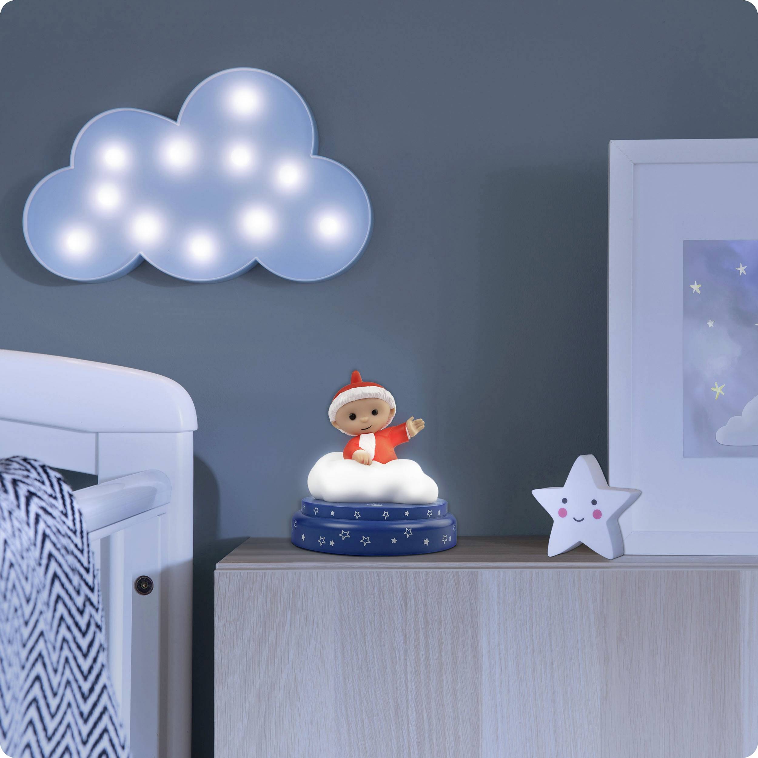 Ein Kinderzimmer mit Wolkenlicht an der Wand. Auf einem Schrank steht eine Figur eines schlafenden Kindes auf einem Mond und ein leuchtender Stern.